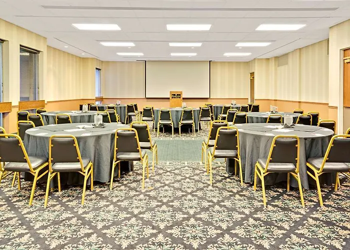 Hotel Ramada Msp Airport At The Mall 3*