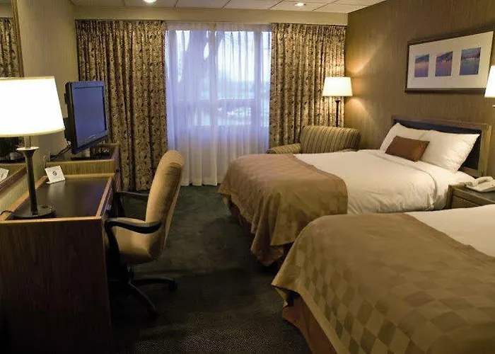 Ramada Msp Airport At The Mall Hotel 3*